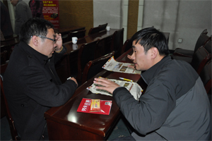 活動(dòng)結(jié)束后學(xué)員和專(zhuān)家在一對(duì)一探討